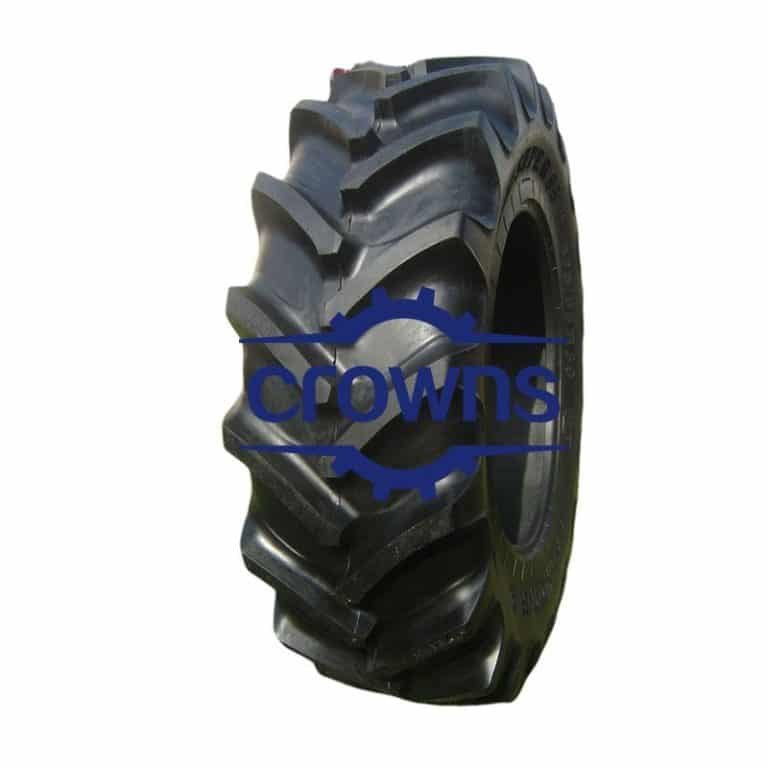 Lốp màu đen chắc chắn được thiết kế cho máy móc nông nghiệp với kiểu gai lốp bền bỉ.