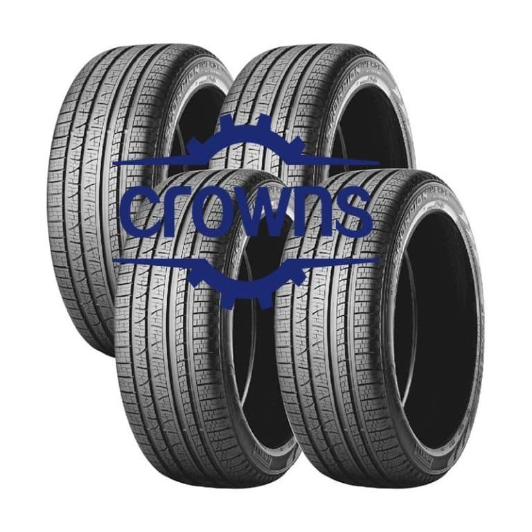 Nhiều lốp xe khách xếp chồng lên nhau thể hiện thiết kế gai lốp đối xứng.