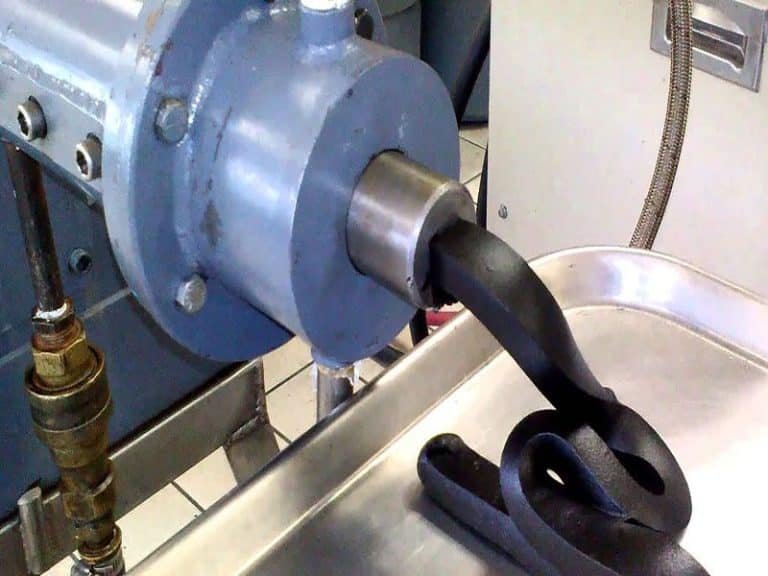 Cận cảnh quá trình ép đùn cao su cho thấy việc tạo ra vật liệu bền