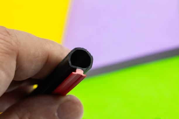 Cận cảnh hồ sơ ép đùn cao su màu đen có lớp lót màu đỏ, lý tưởng cho các ứng dụng ô tô và công nghiệp- Crowns Machinery