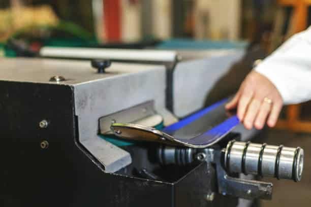 Máy đùn cao su Crowns Machinery đang hoạt động, sản xuất profile cao su xanh