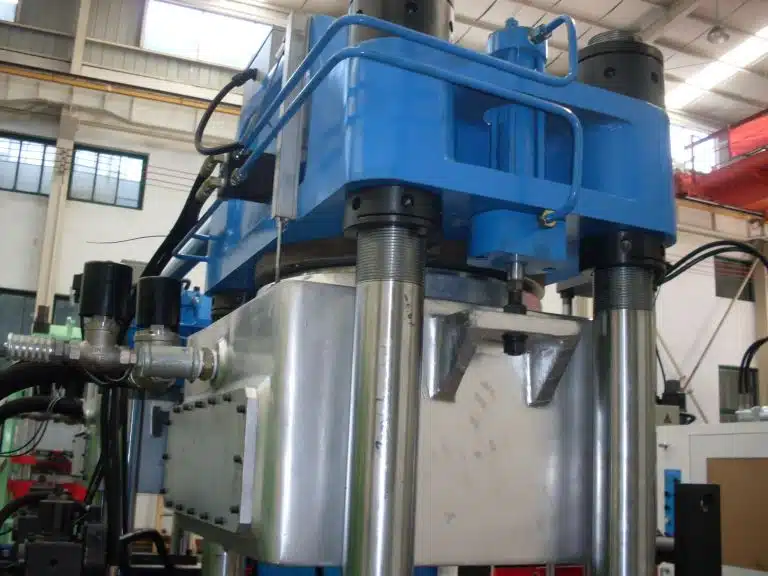 Sử dụng và bảo trì đúng cách thiết bị ép lưu hóa cao su - Crowns Machinery